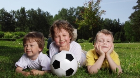 כדורגל שחר קטנטנים.jpg